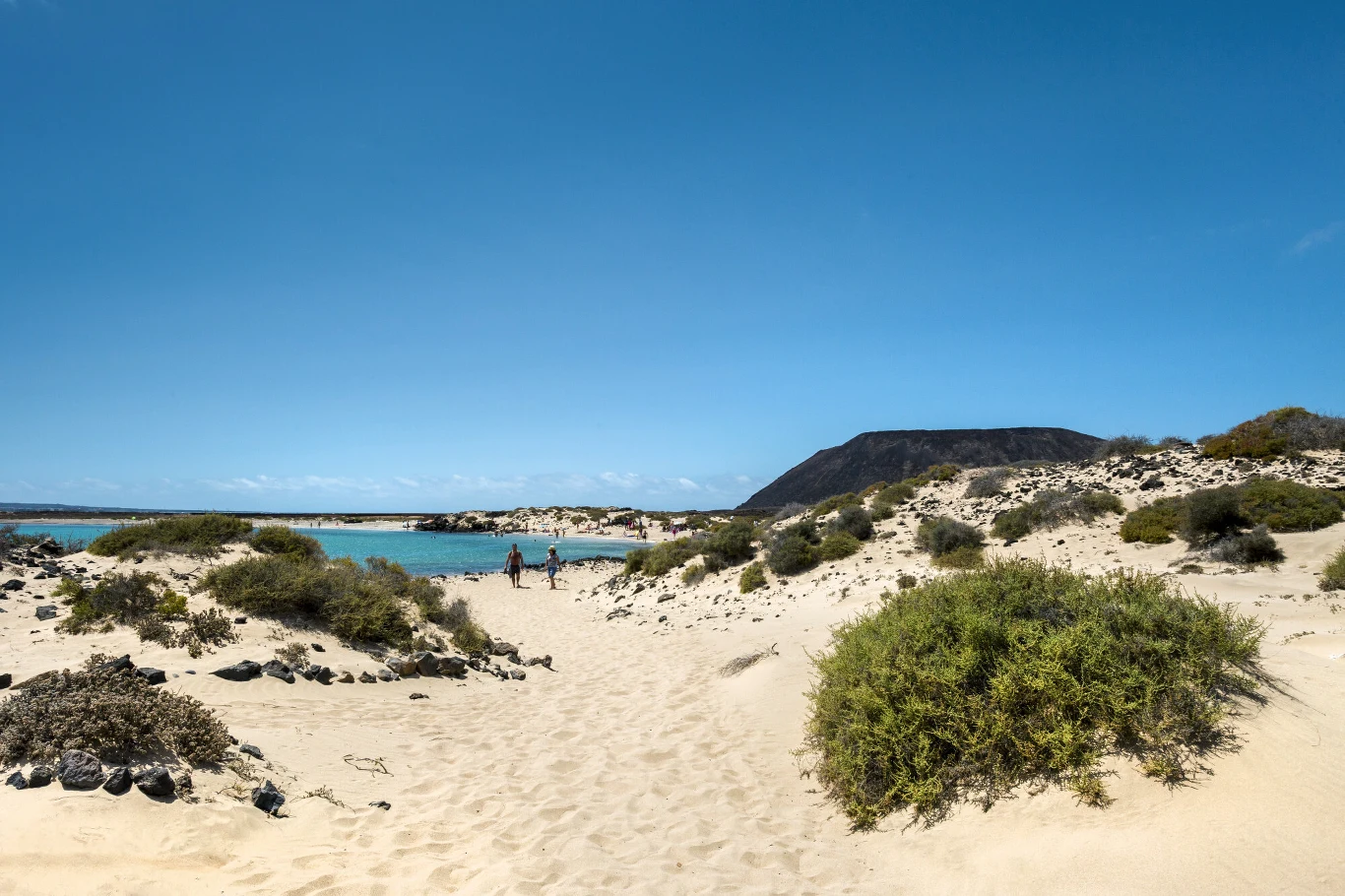 Playa de la Concha na wyspie Lobos wygląda jak z Karaibów. Turkusowa woda i jasny, niemal biały piasek, zachwycają Playa de la Concha na wyspie Lobos wygląda jak z Karaibów. Turkusowa woda i jasny, niemal biały piasek, zachwycają