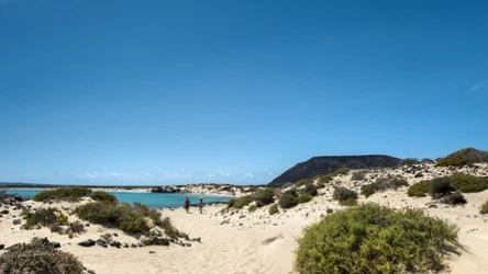 Playa de la Concha na wyspie Lobos wygląda jak z Karaibów. Turkusowa woda i jasny, niemal biały piasek, zachwycają