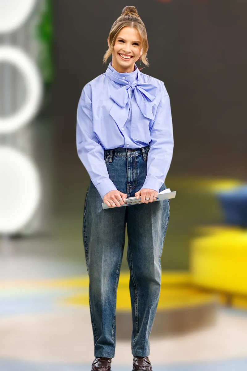 Soft barrel denim to wygodny i efektowny krój spodni, który można połączyć z elegancką, albo zupełnie casualową górą Soft barrel denim to wygodny i efektowny krój spodni, który można połączyć z elegancką, albo zupełnie casualową górą