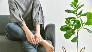 Siedzisz tak odruchowo. Ale czy zakładanie nogi na nogę faktycznie szkodzi zdrowiu?