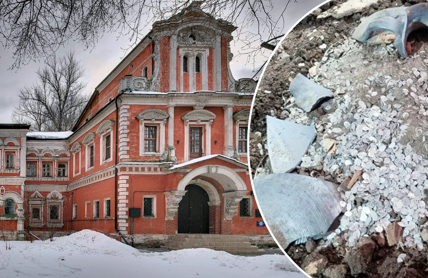 Podczas renowacji zabytkowego budynku doszło do odkrycia tysięcy monet. Zabytkowy budynek z czerwonej cegły o bogato zdobionej fasadzie, otoczony śniegiem, z lewej strony zdjęcia oraz zbliżenie na rozbite ceramiczne naczynie i rozrzucone srebrne monety na ziemi po prawej stronie.