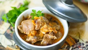 Gulasz z żołądków drobiowych. Pełen smaku, a mięso rozpływa się w ustach