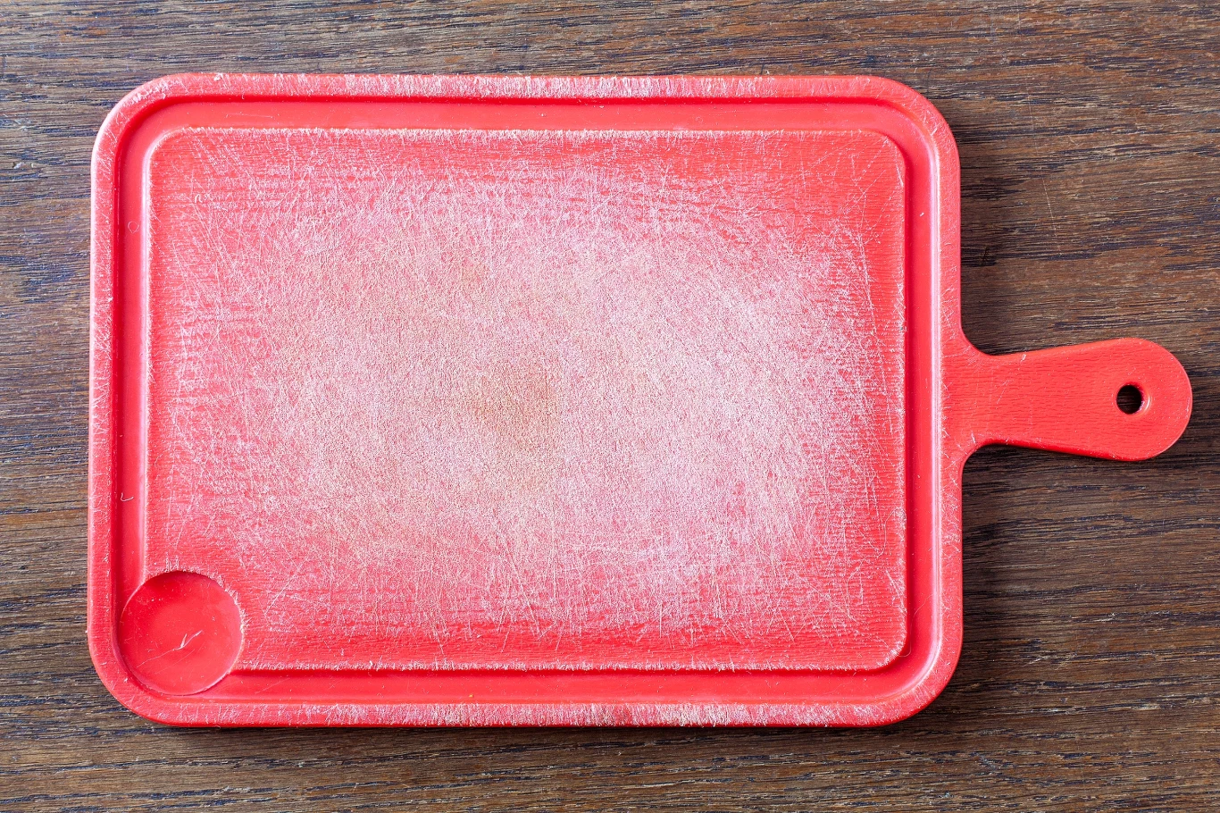 Na plastikowych deskach szybko pojawiają się rysy i nacięcia, które są idealnym siedliskiem dla bakterii, wilgoci i resztek jedzenia 