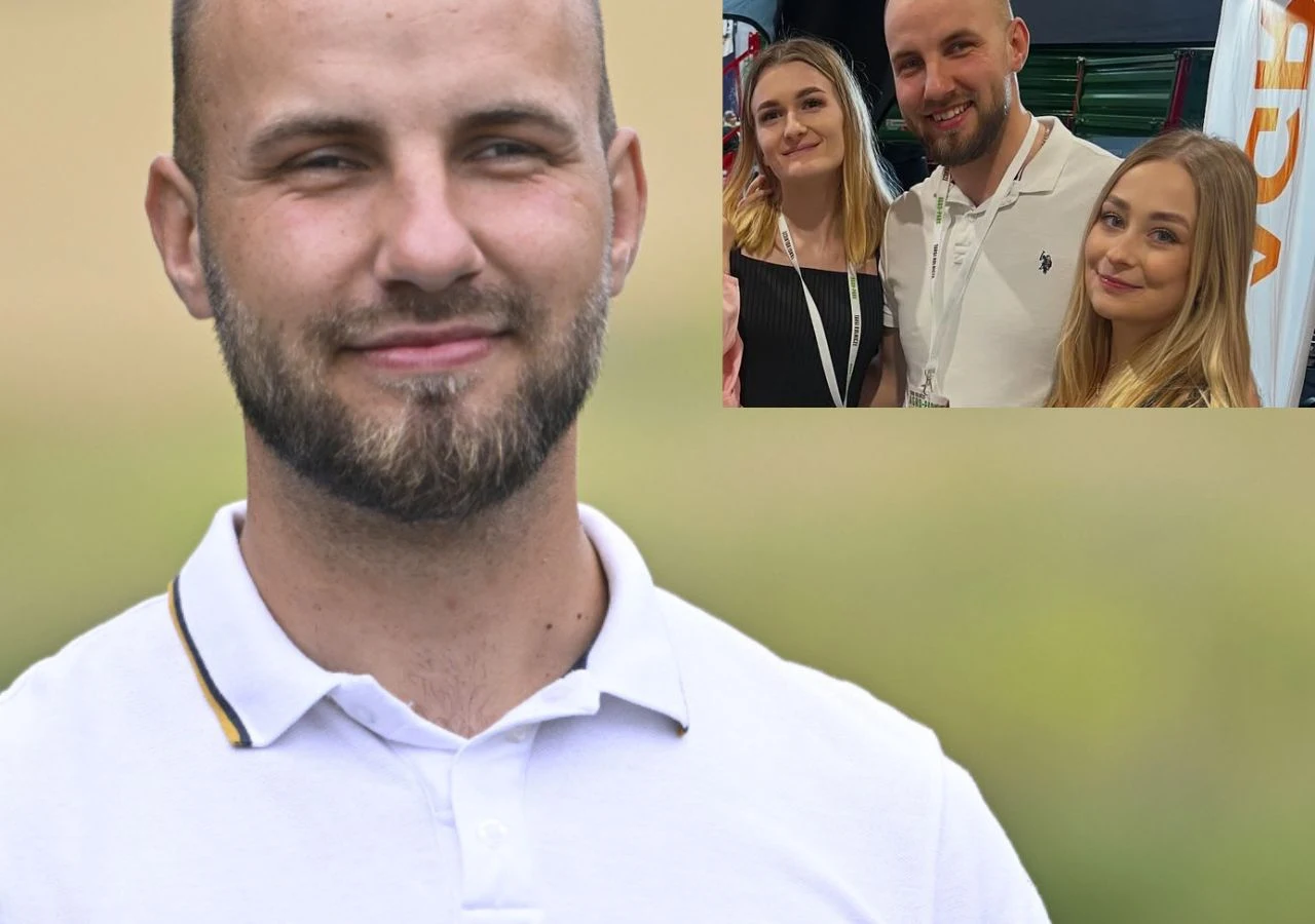 Mężczyzna w białej koszulce z delikatnym zarostem uśmiecha się do obiektywu. W prawym górnym rogu znajduje się niewielka ramka z trzema osobami, dwiema kobietami i mężczyzną, wszyscy uśmiechnięci, podczas wydarzenia lub spotkania.