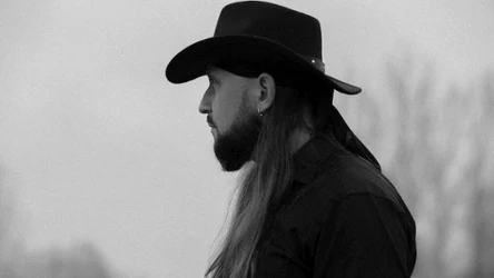 Ukć to solowy projekt Łukasza "Icanraza" Sarnackiego