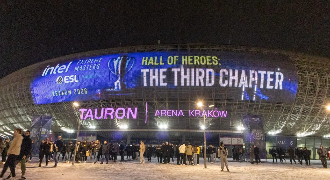 Tłum ludzi gromadzący się przed podświetloną fasadą Tauron Areny Kraków, na której wyświetlana jest informacja o turnieju Intel Extreme Masters Hall of Heroes, The Third Chapter.