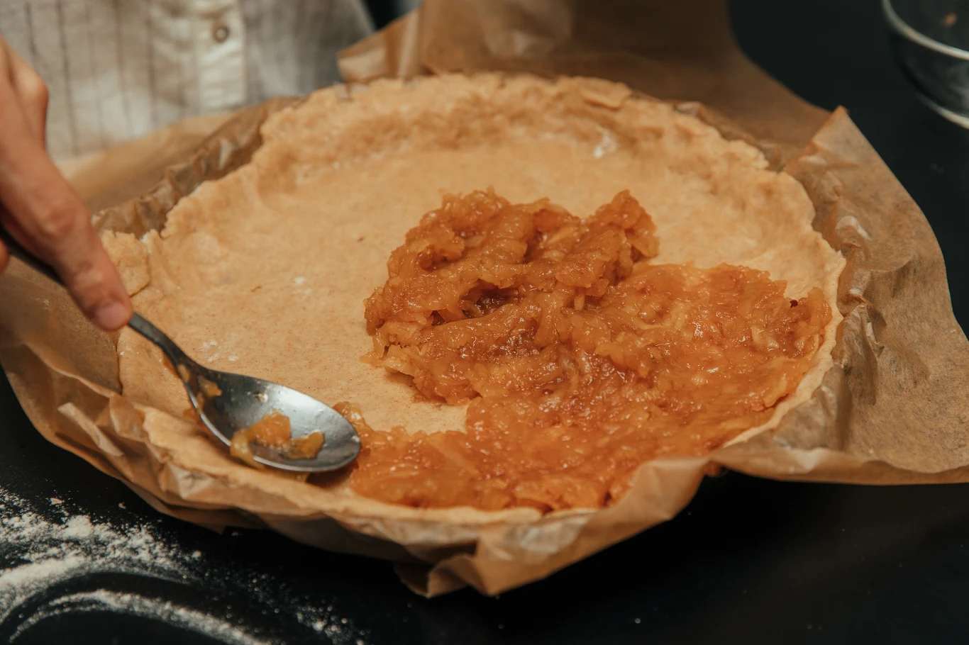 Na kruche ciasto wyłóż jabłka, całość zapiecz i ciesz się obłędnie smaczną szarlotką 