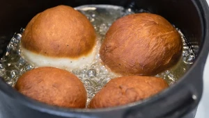 Gdzie wylewasz tłuszcz po smażeniu pączków? Większość osób robi to źle