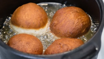 Smażenie pączków w głębokim tłuszczu pozostawia problem, co z nim następnie zrobić. Większość osób popełnia błąd.