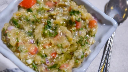 Gęsta, aromatyczna pasta z bakłażana świetne smakuje z pieczonymi warzywami 