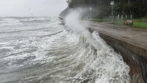 Sztorm zagraża nie tylko statkom znajdującym się na morzu, ale i przybrzeżnym miejscowościom. 