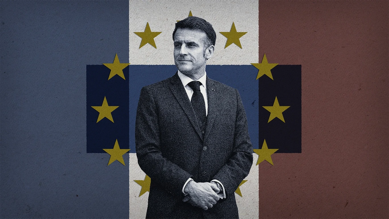 Prezydent Francji Emmanuel Macron | Grafika: Aleksandra Włodarczyk Elegancko ubrany mężczyzna w garniturze stoi na tle połączonych flag Francji oraz Unii Europejskiej, z powagą patrząc w bok.
