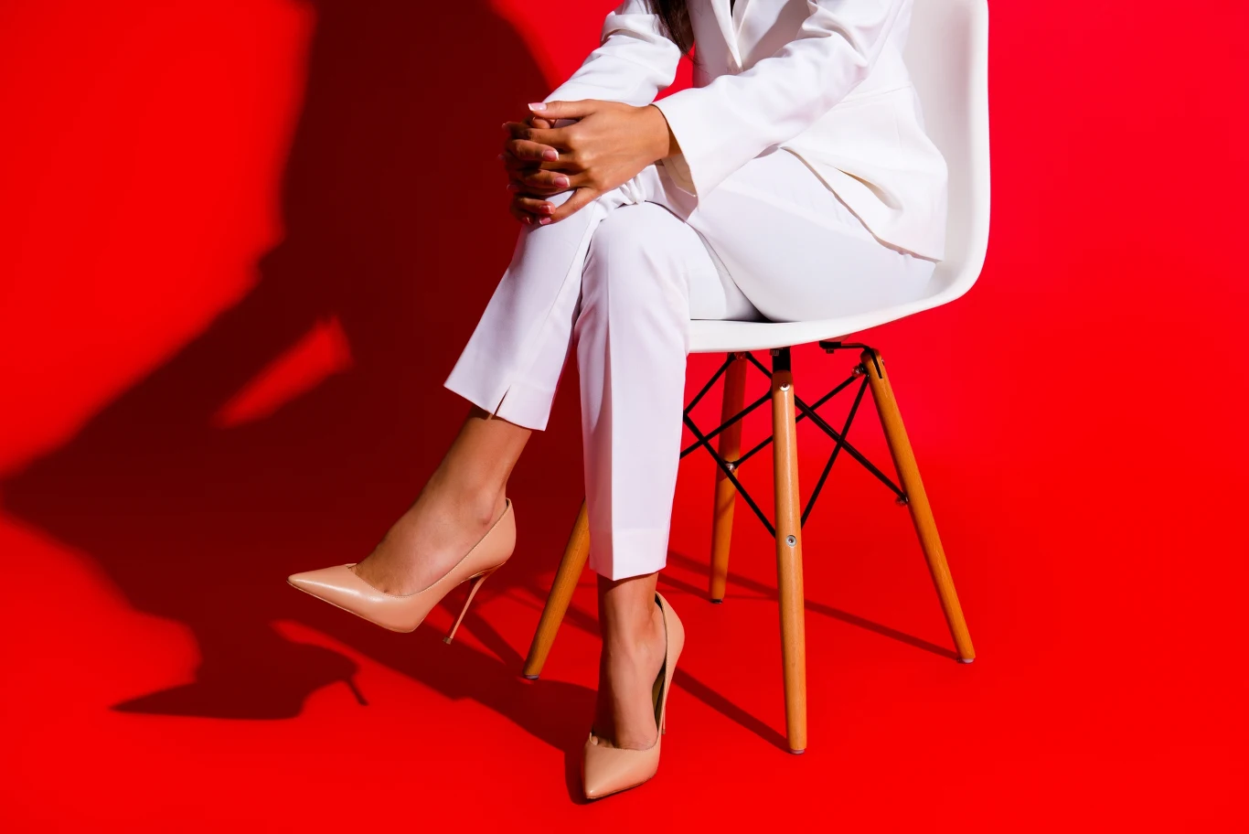 Wiosna 2026 niesie z sobą powrót do klasyki. Spodnie 7/8 znów będą modne. 