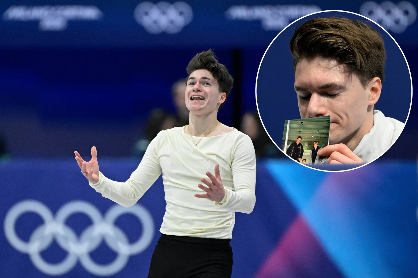 Maksym Naumow w programie krótkim na zimowych igrzyskach olimpijskich Łyżwiarz figurowy w trakcie występu na lodowisku, w tle widoczne logo olimpijskie, wstawka pokazuje sportowca trzymającego zdjęcie i wyrażającego emocje.