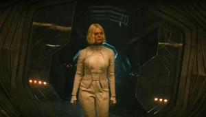 Elle Fanning w scenie z filmu "Predator: Strefa zagrożenia"