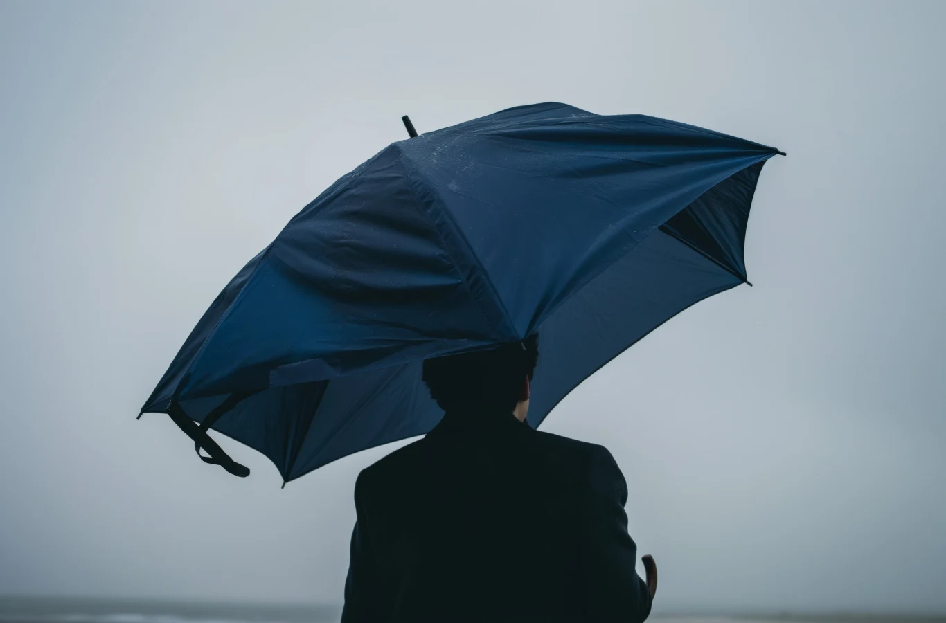 Parasol i piątek 13. to złe połączenie - lepiej nie otwierać go w domu