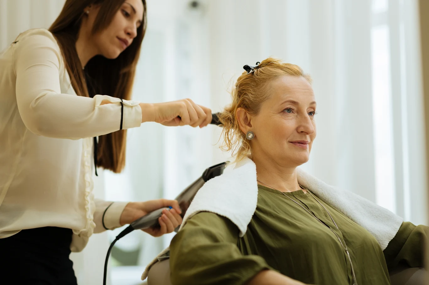 Jakie fryzury dla 60-latki? Fryzury, które odmładzają i dodają uroku