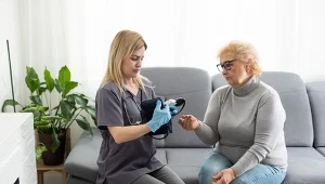 Wizyta lekarska w domu. W tych sytuacjach koszt pokrywa NFZ.