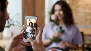 Aplikacje, DM-y i „poznaliśmy się normalnie”. Jak randkuje Gen Z?