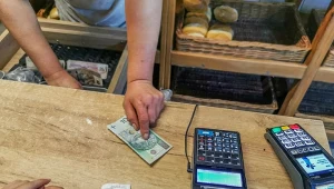 Kasjerka z Augustowa czekała aż klienci zapłacą gotówką i zostawią paragon. Potem wykorzystywała je do anulowania płatności.