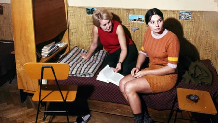 Studentki w pokoju w akademiku, lata 70.