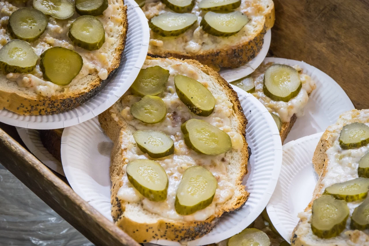 Chleb ze smalcem i kwaszonym ogórkiem