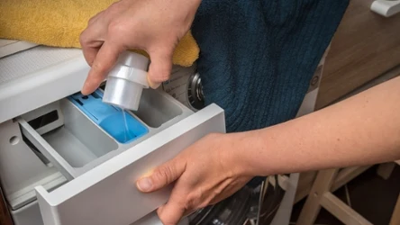 Pralka nie dopiera rzeczy? Niepozorna klapka w komorze na detergent może zadecydować o jakości wyjmowanych po praniu ubrań. Sprawdź jak to możliwe. 