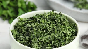 Natka pietruszki dostarcza sporej ilości witaminy C i K