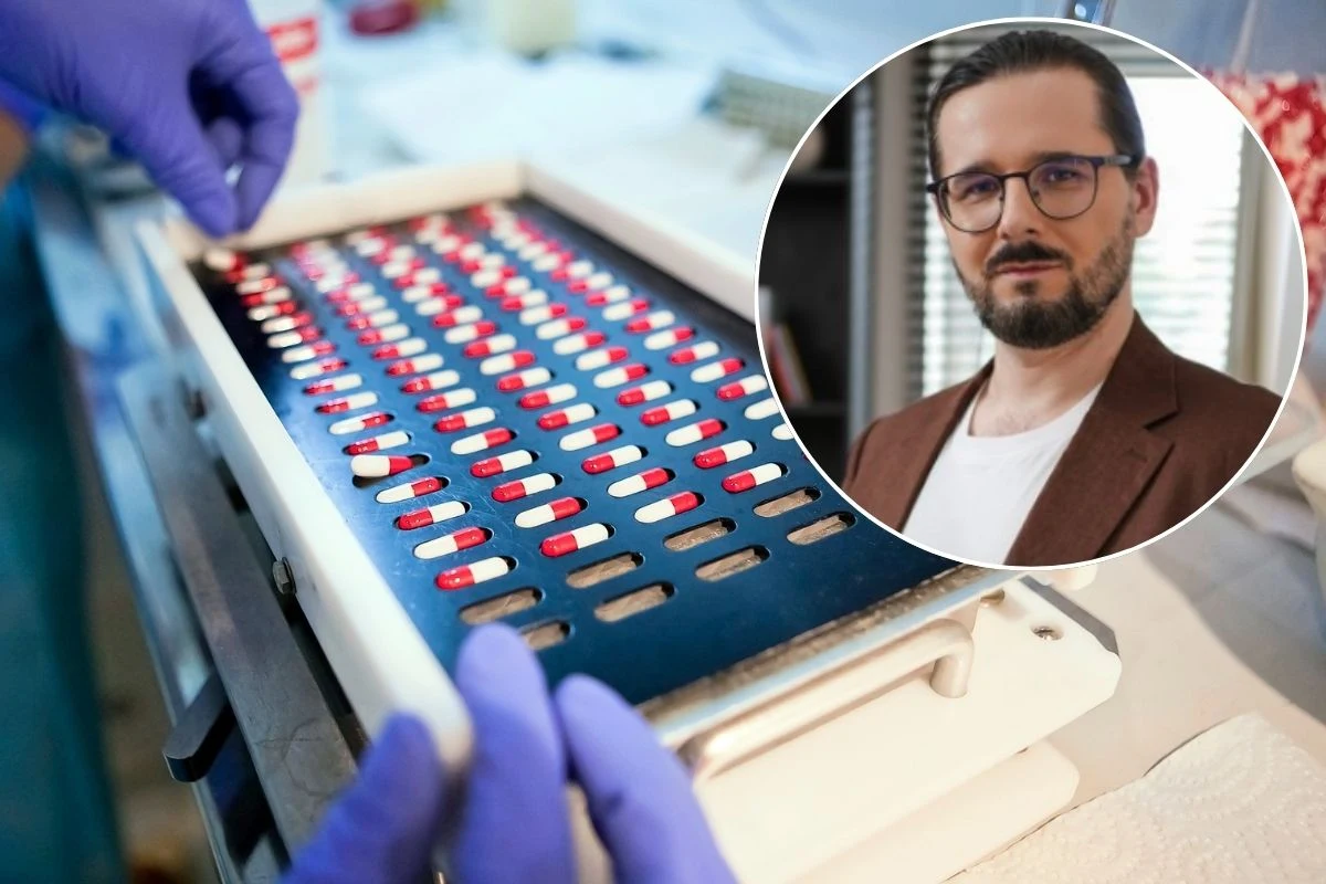 Leczenie onkologiczne to nie tylko chemioterapia, ale także nowoczesne leki biologiczne. O ich skuteczności mówi onkolog Kamil Karpowicz Tabletki w czerwono-białych kapsułkach ułożone na tacy produkcyjnej, trzymanej przez osobę w niebieskich rękawiczkach. W prawym górnym rogu portret mężczyzny w okularach i marynarce.