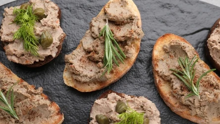 Pasztet z resztek rosołowych podbije serca i żołądki wszystkich domowników oraz gości. Jest łatwy do przygotowania. Sprawdź, jak go zrobić. 