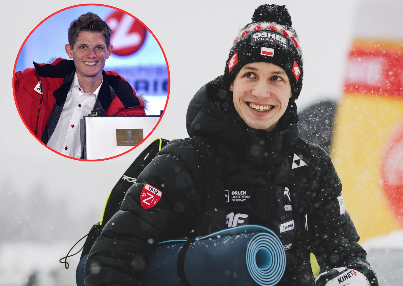 Sportowiec ubrany w zimową kurtkę i czapkę z logo Polskiego Związku Narciarskiego oraz sponsora trzyma zwiniętą matę, w tle zimowy krajobraz i reklama, w lewym górnym rogu portret tej samej osoby uśmiechniętej na innym wydarzeniu.