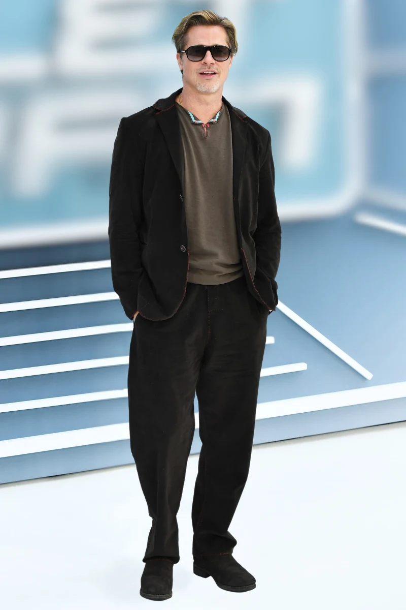 Brad Pitt w brązowej, luźnej marynarce