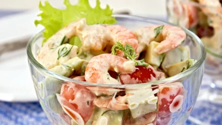 Sałatka z krewetkami może być świetną propozycją na zdrowy lunch 
