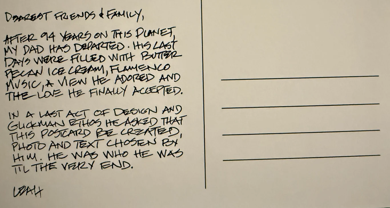 Ręcznie napisana pocztówka z wiadomością pożegnalną, która wspomina zmarłego ojca. Tekst mówi o jego ulubionych rzeczach, takich jak lody o smaku masła pekan, muzyka flamenco, ukochany widok oraz miłość, którą przyjął. Pocztówka jest osobistą pamiątką,...