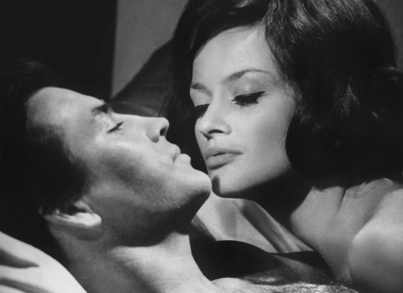 Pierre Brice i Jana Brejchova Dwoje dorosłych ludzi leży razem, twarze bardzo blisko siebie, kobieta zmysłowo spogląda na mężczyznę, delikatna intymność i bliskość.