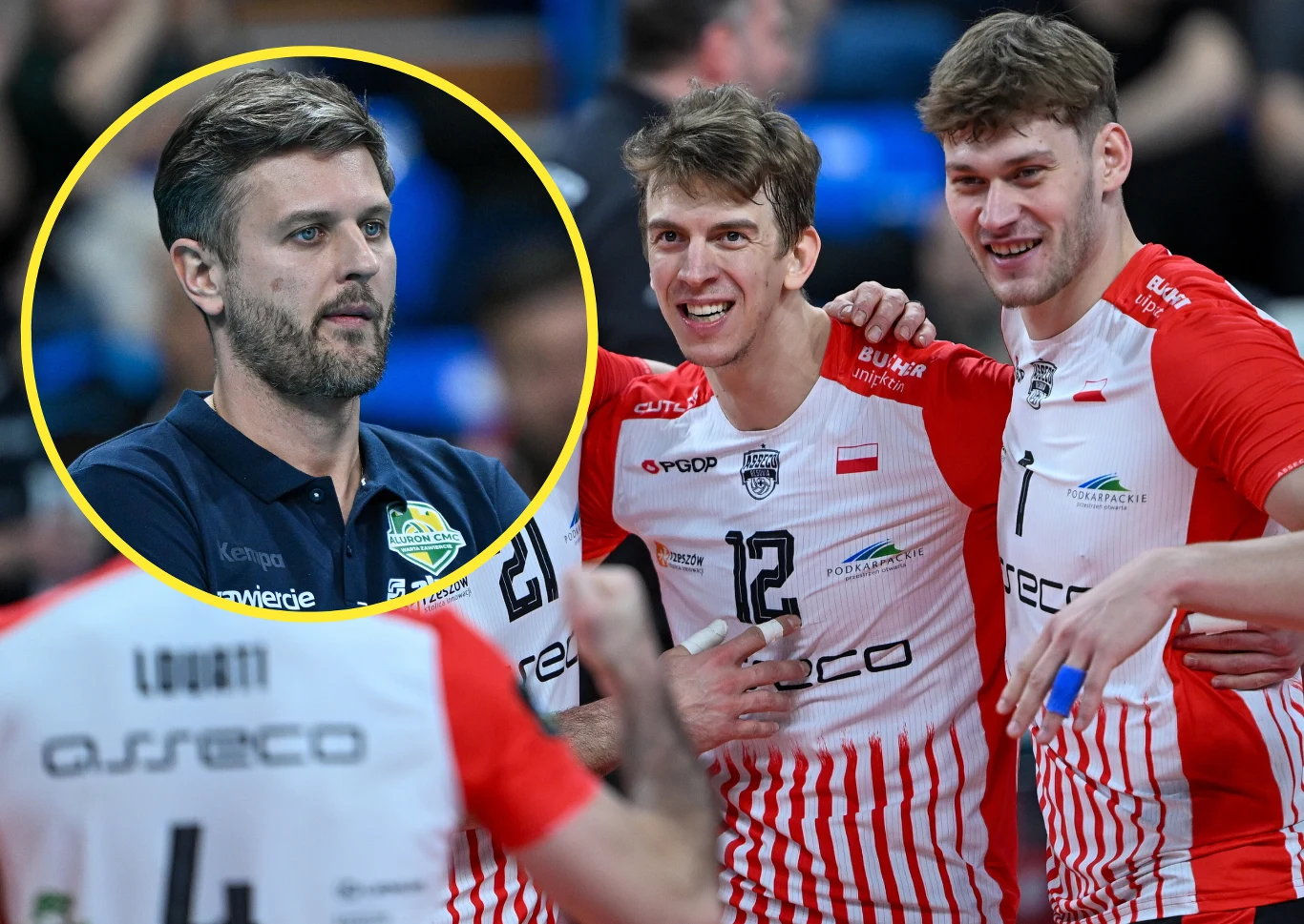 Siatkarze Asseco Resovii Rzeszów pokonali Aluron CMC Wartę Zawiercie prowadzoną przez Michała Winiarskiego Siatkarze w biało-czerwonych strojach celebrujący wspólnie punkt lub zwycięstwo, w tle widoczny trener w okrągłej ramce, ujęty w skupieniu.