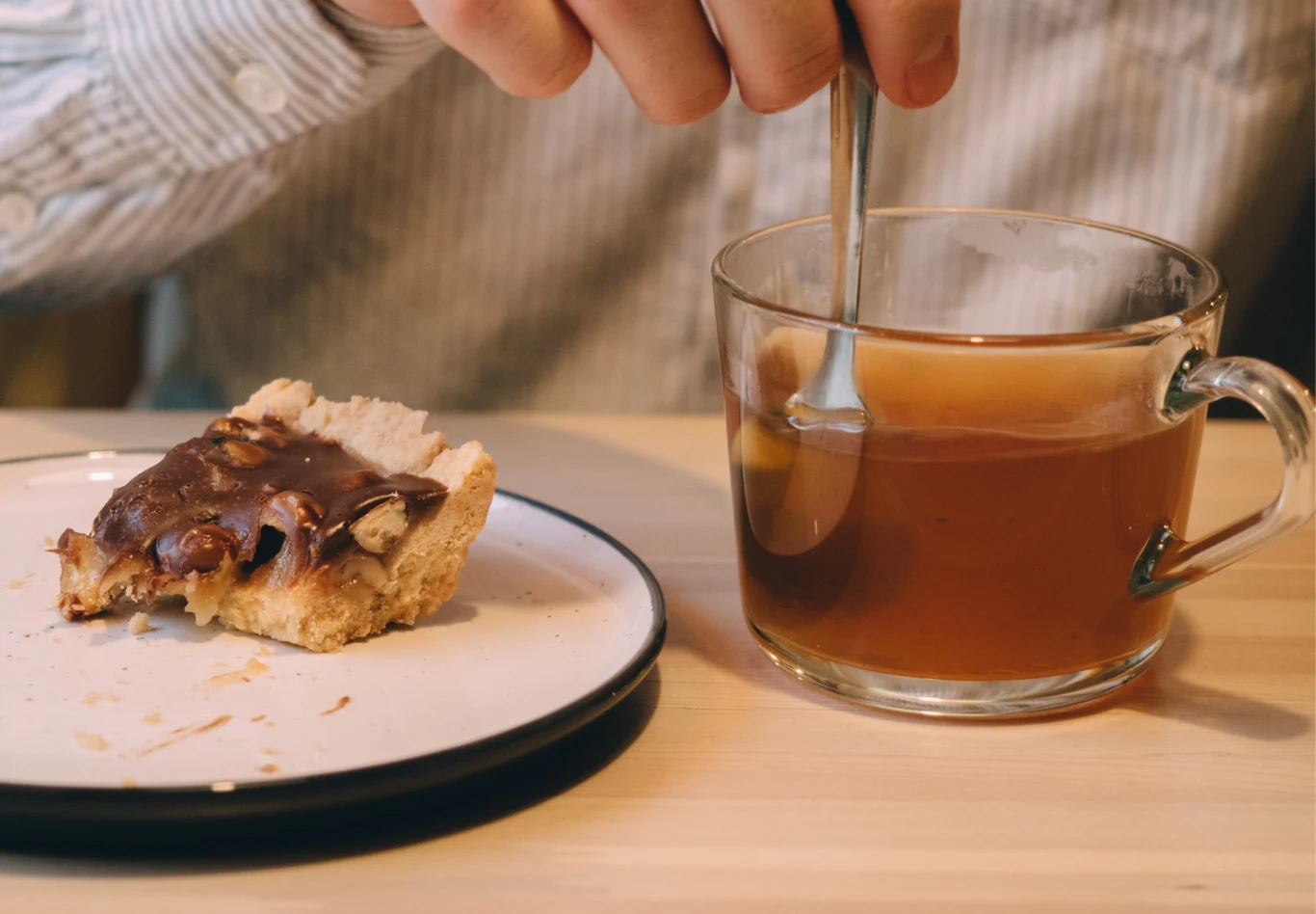 Kierunek mieszania herbaty ma znaczenie. Robiąc to z konkretną intencją, możesz przyciągnąć do życia pieniądze, miłość i zdrowie Kierunek mieszania herbaty ma znaczenie. Robiąc to z konkretną intencją, możesz przyciągnąć do życia pieniądze, miłość i zdrowie