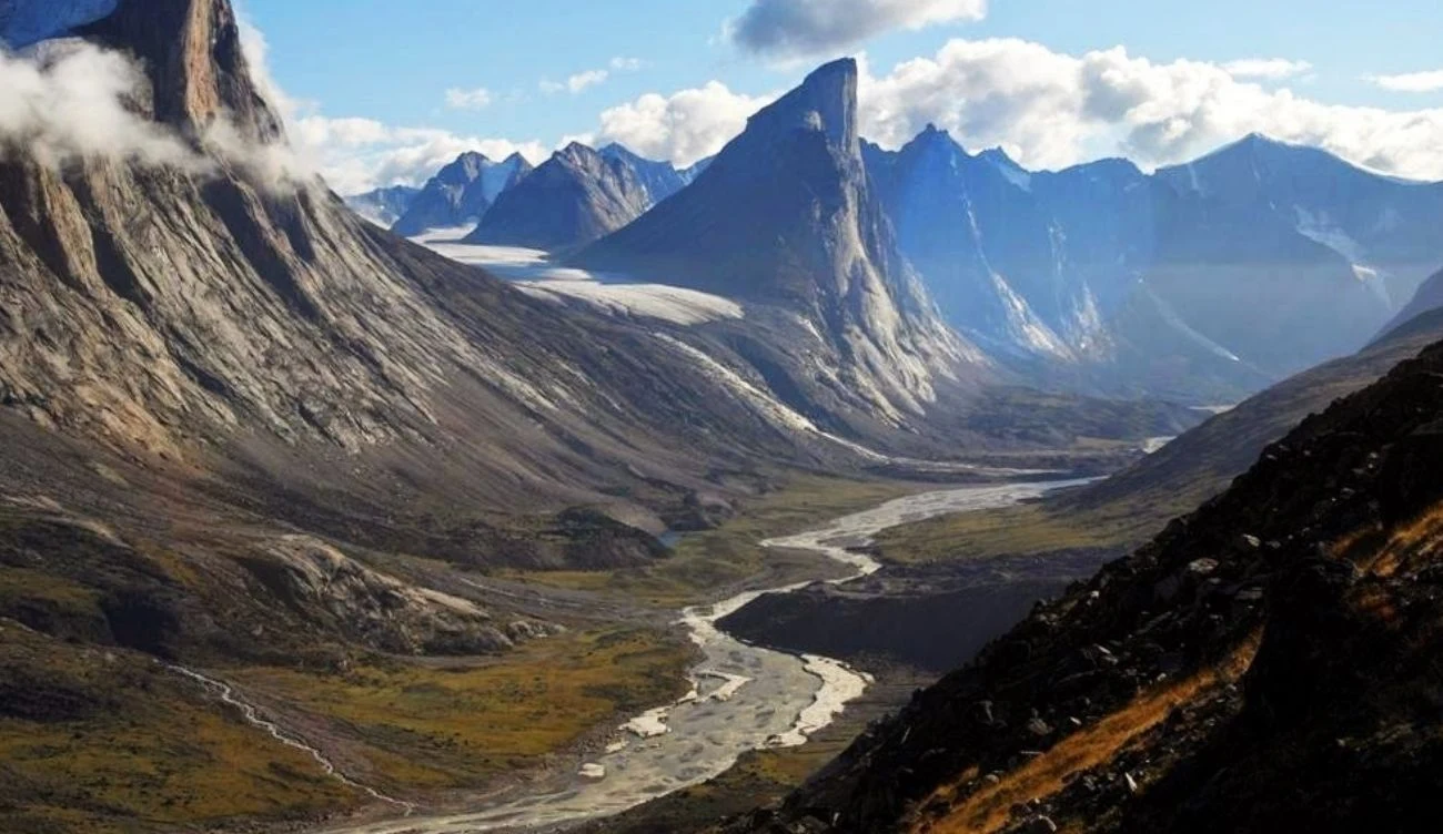 Mount Thor zachwyca najwyższą pionową ścianą na Ziemi Mount Thor zachwyca najwyższą pionową ścianą na Ziemi