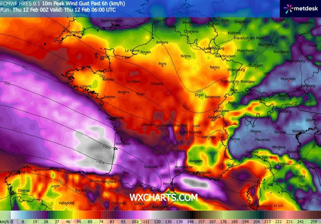 Na południu Francji podczas burzy Nils notuje się rekordowe porywy wiatru. Miejscami osiągają one 180 km/h Mapa Europy Zachodniej w kolorowej skali przedstawiająca maksymalne porywy wiatru w ciągu ostatnich 6 godzin, z najwyższymi wartościami zaznaczonymi w południowej części Francji i nad Zatoką Biskajską, z wyraźną legendą wskazującą intensywność wiatru.