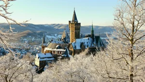 Malowniczy zamek u podnóża gór. Położony w "kolorowym miasteczku"