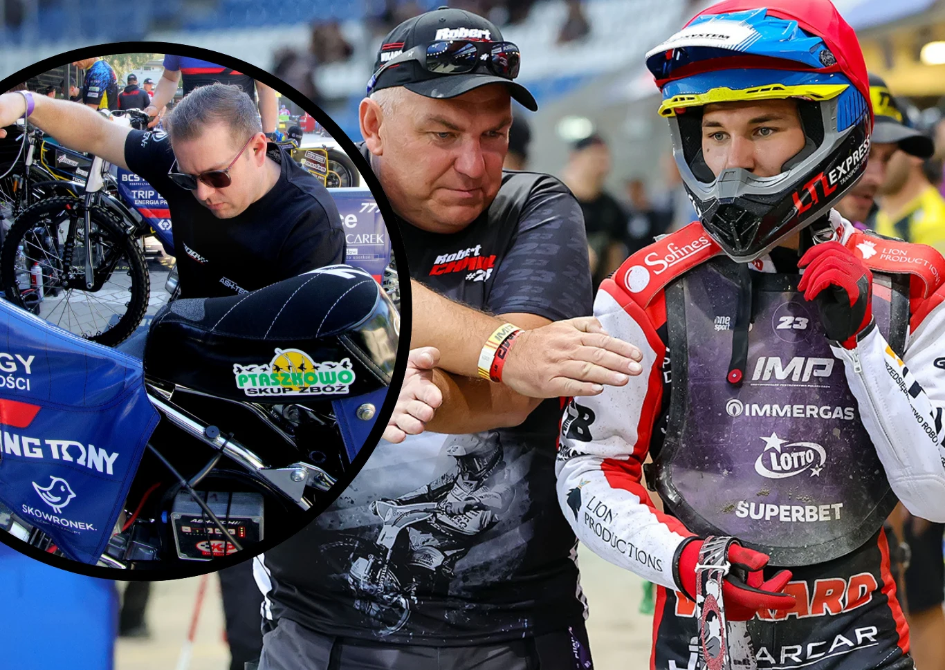 Dwóch mężczyzn zaangażowanych w przygotowanie motocykla uczestnika zawodów żużlowych, jeden z nich ubrany w kombinezon z logotypami sponsorów i kask, drugi udziela mu wskazówek, w tle motocykl oraz elementy parku maszyn.