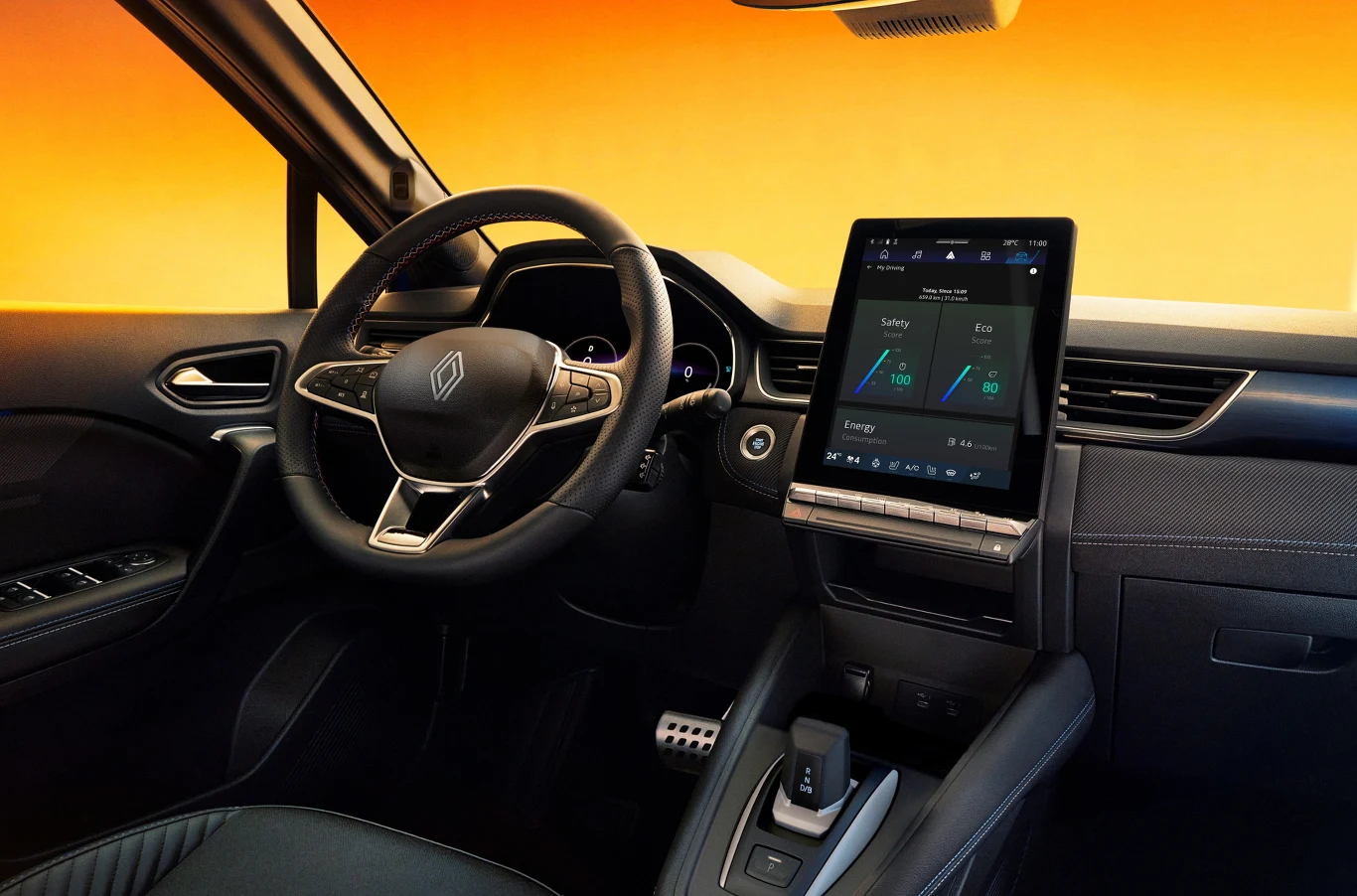 Wnętrze nowoczesnego samochodu z dużym cyfrowym panelem dotykowym na konsoli środkowej, elegancka kierownica z logo producenta, widoczne wygodne siedzenia oraz ciepłe światło wpadające przez okno tworzące futurystyczny klimat.