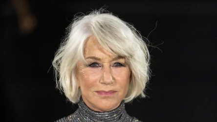 Helen Mirren w mocnym makijażu oka, który nadaje spojrzeniu siły 