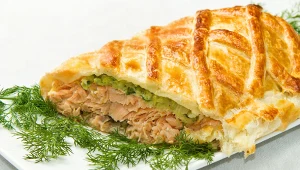 Łosoś w cieście francuskim z brokułowym farszem