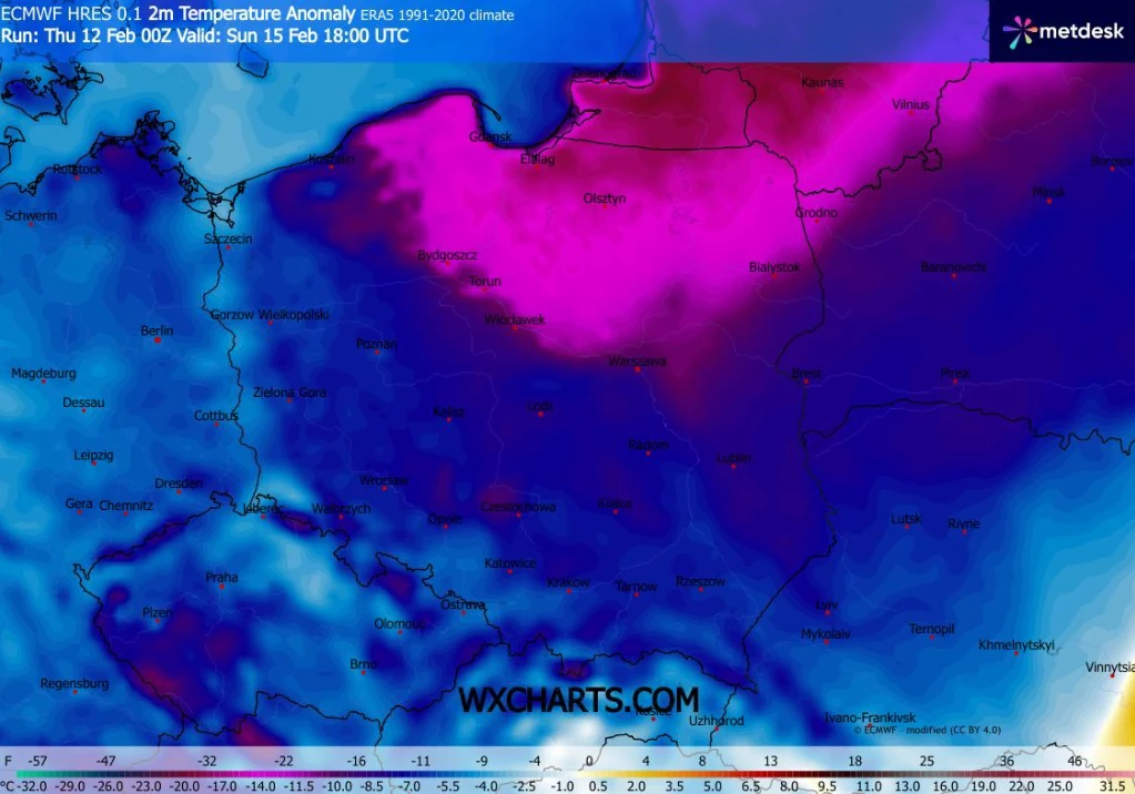 Kolorowa mapa anomalii temperatury pokazująca znaczne ochłodzenie szczególnie w północno-wschodniej części Polski, z przewagą odcieni fioletu i różu oznaczających najniższe wartości względem normy.