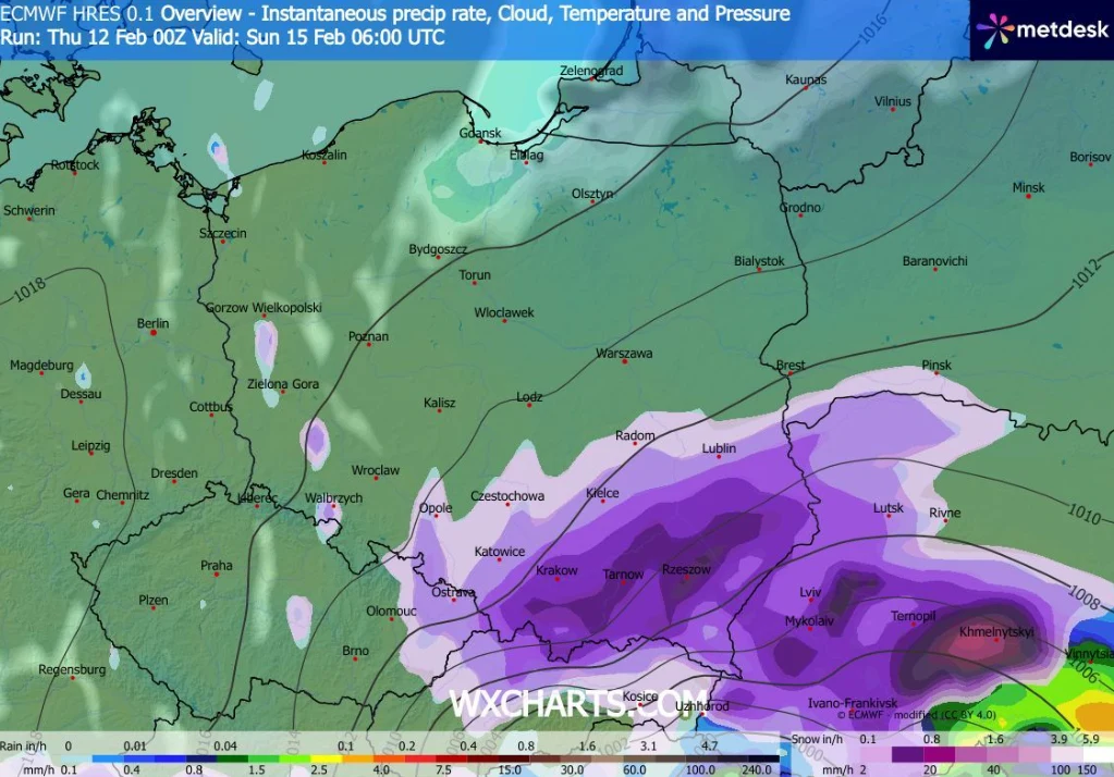 Mapa pogodowa Europy Środkowej z prognozowanymi opadami i temperaturą powierzchniową. Największe natężenie opadów widoczne jest w południowo-wschodniej części Polski, zaznaczone intensywnym fioletem i bielą, obejmującym obszary od Wrocławia przez Katow...