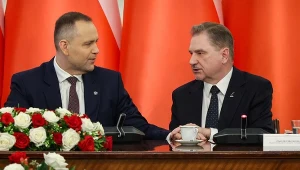 Prezydent RP Karol Nawrocki (L) i przewodniczący NSZZ Solidarność Piotr Duda (P) podczas spotkania z kierownictwem NSZZ "Solidarność"