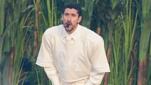 Koszulka, która nosił Bad Bunny triumfuje w sieci. Osiąga zawrotne ceny