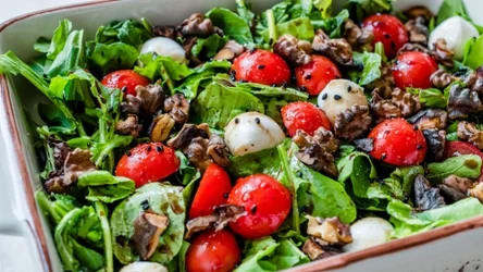 Sałatka z dodatkiem tej przyprawy będzie mieć wyrazisty smak