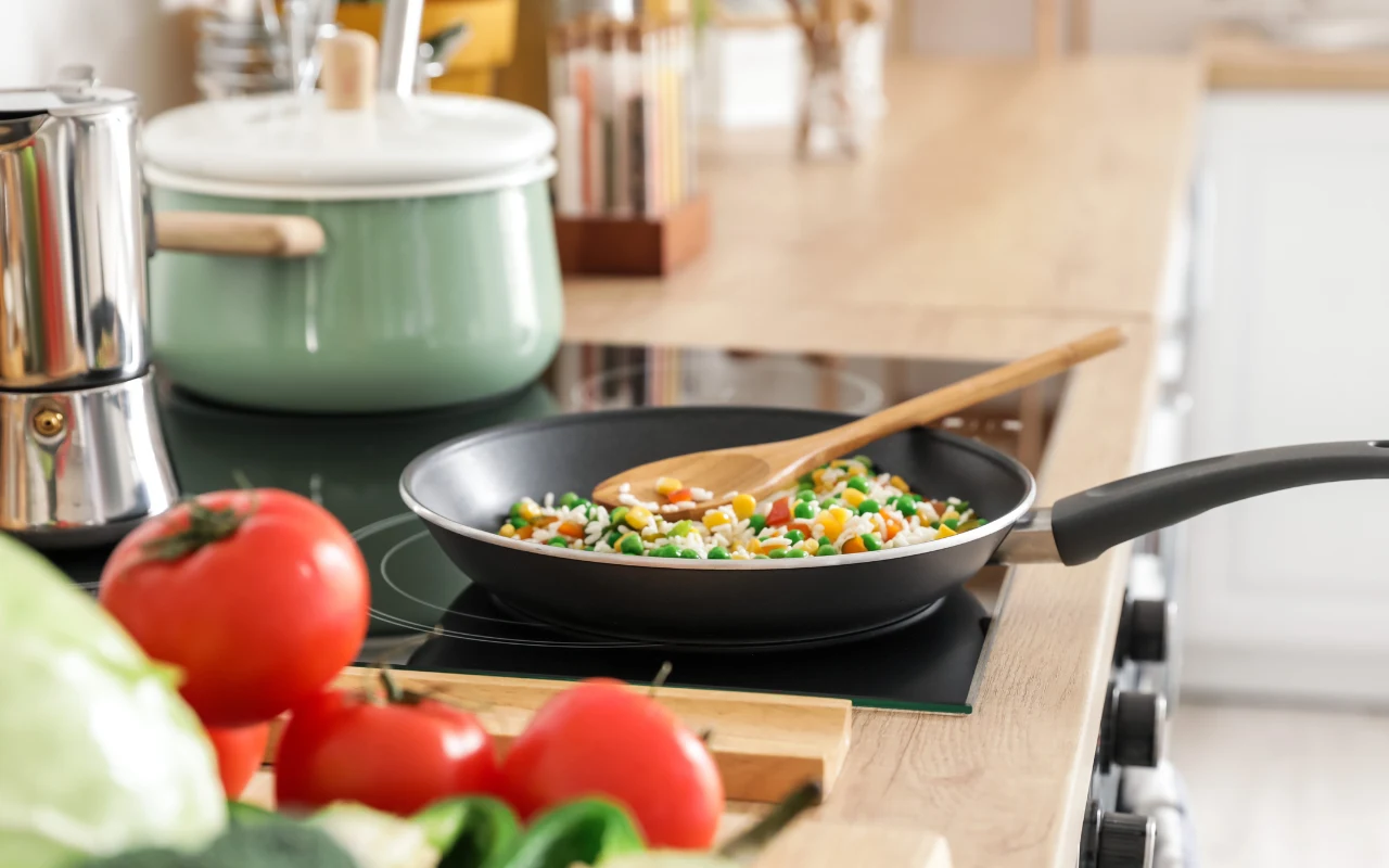 Lejesz olej na zimną patelnię? To błąd.